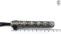 Preview: Handgeschmiedeter Kubotan HC-22-2 Unikat (Custom Made) von vorne auf weißem Hintergrund. Seriennummer SN sichtbar, Totenkopf-Gravur, schwarzer Paracord-Fangriemen, 3 Bohrungen. GPSR: Chargennummer/Hersteller SN für Rückverfolgbarkeit. Nur als Grifffestige